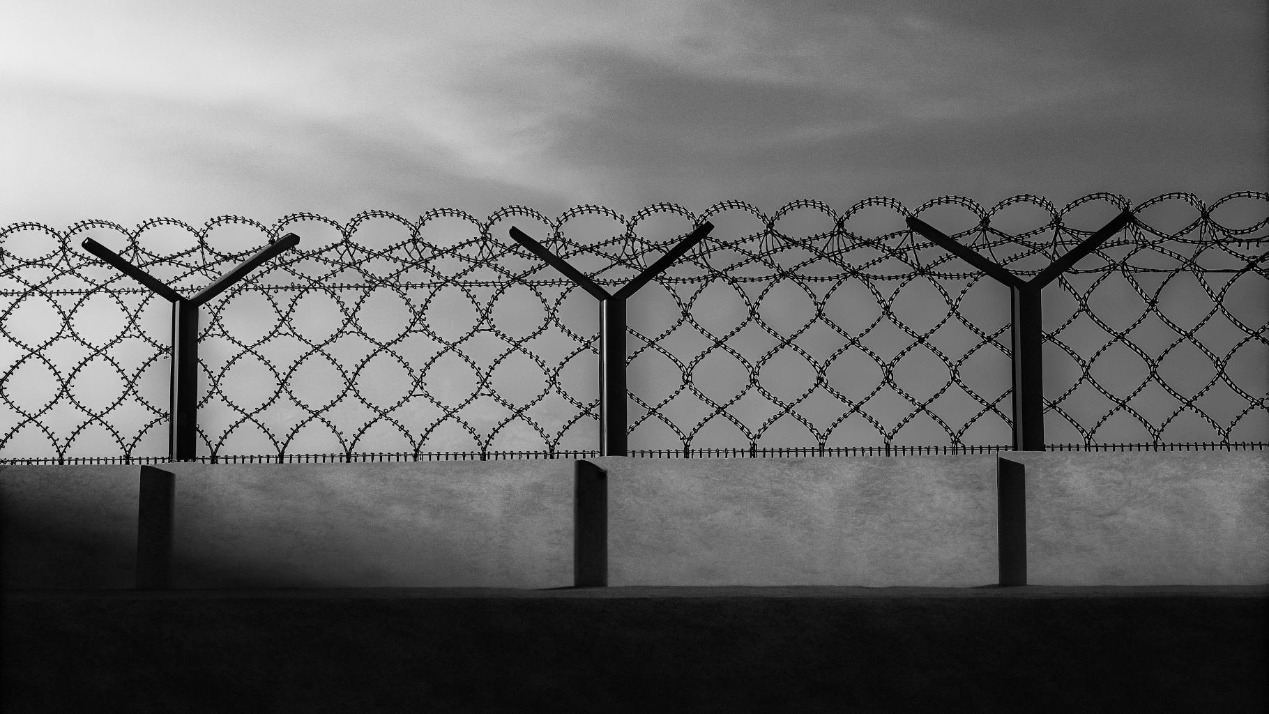 Représentation abstraite d'un centre de détention, avec des formes géométriques symbolisant l'enfermement